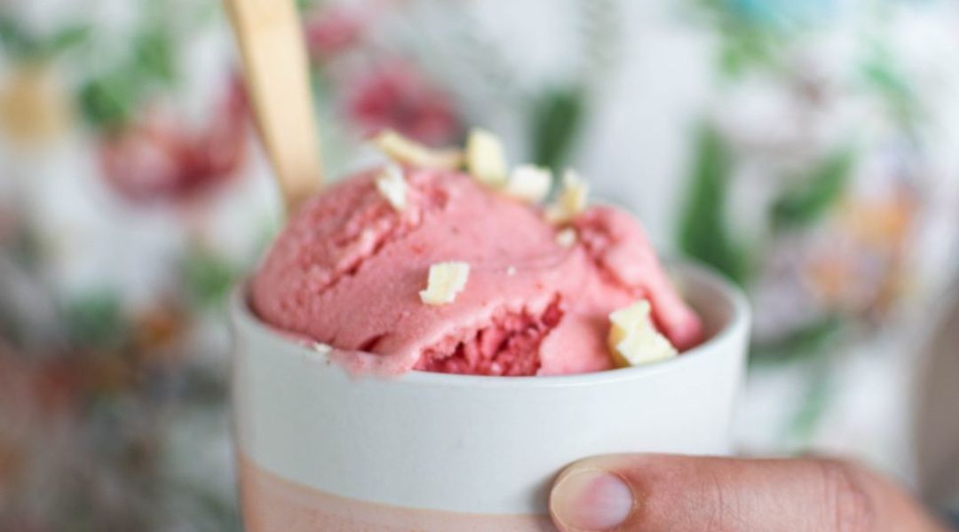 Glace fraise et chocolat blanc